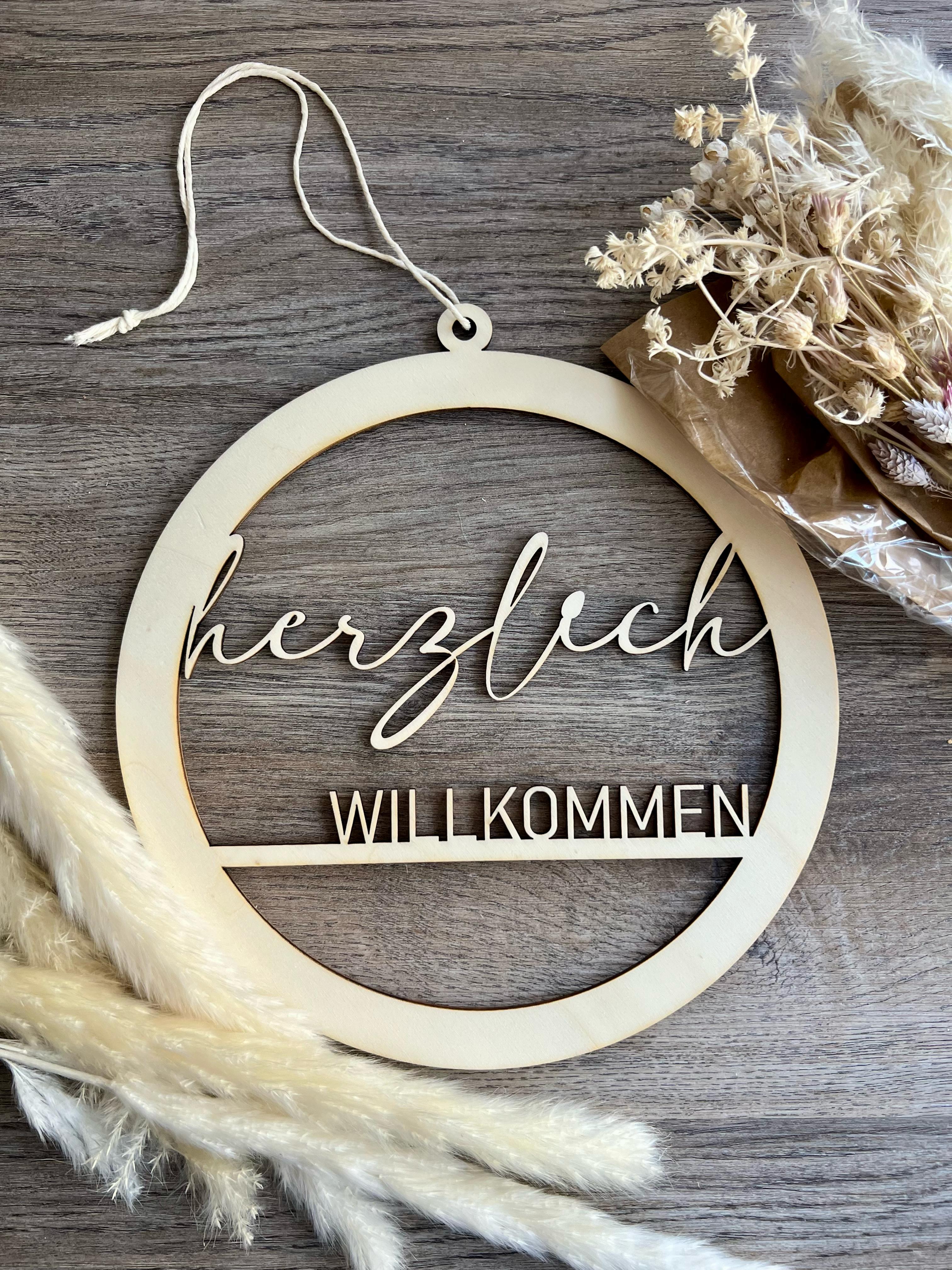 Türschild aus Holz "Herzlich Willkommen"