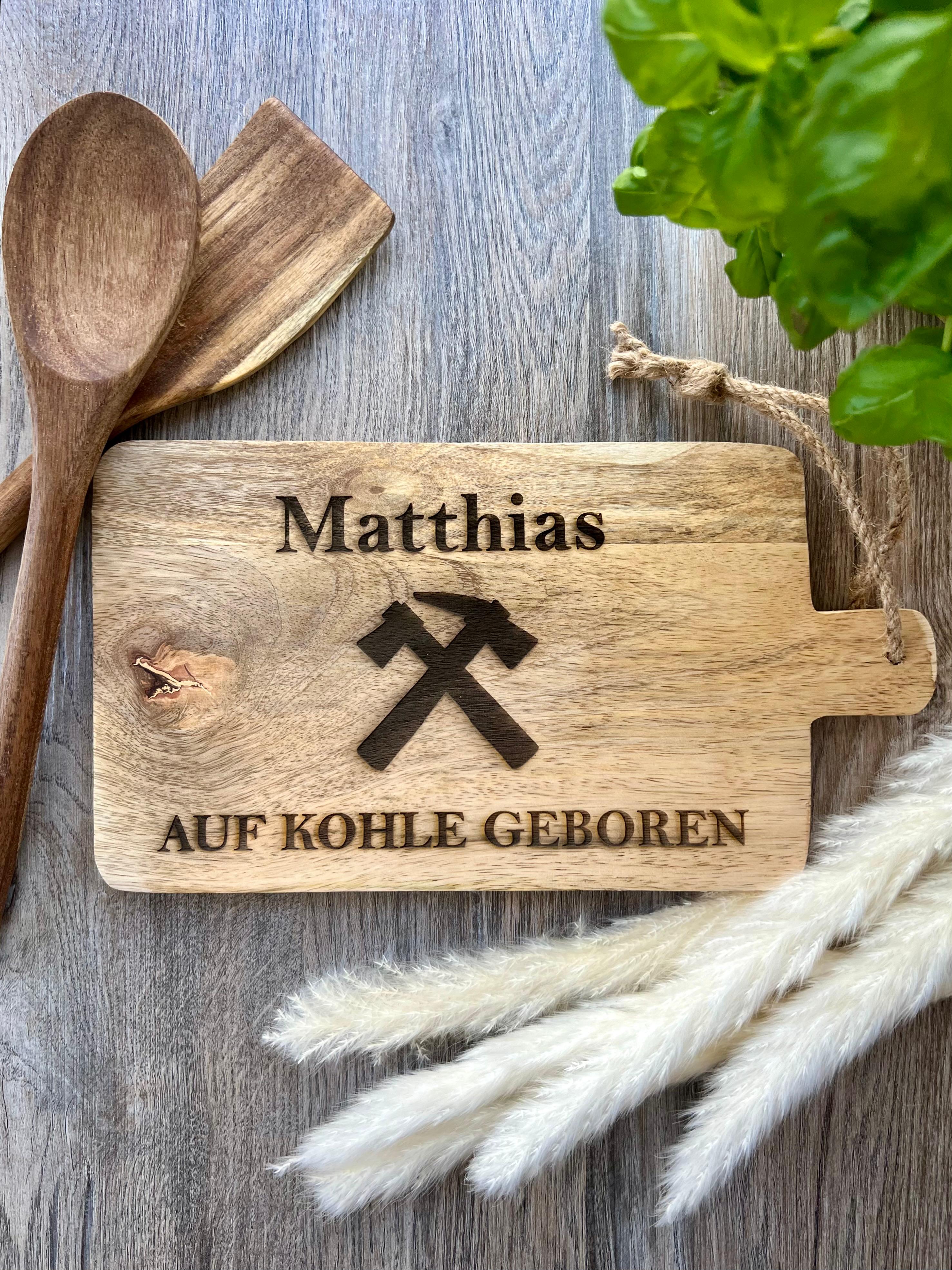 Personalisierbares Schneidebrett "Auf Kohle geboren"