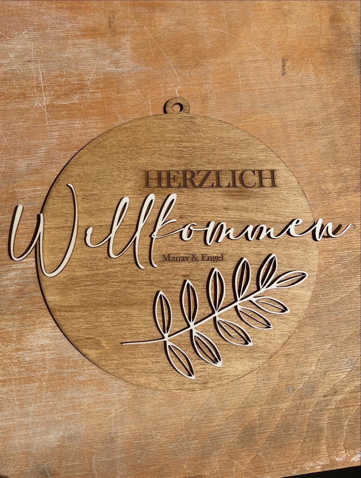 Personalisierbares Türschild "Herzlich Willkommen" mit Name & Blättern, aus Holz